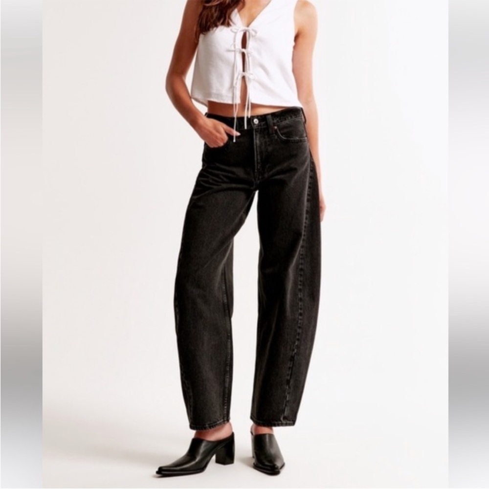 NWT Abercrombie Mid-Rise Barrel Jean Black Wash size 30 Short